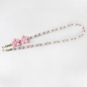 Boho-handgewebtes Blumen-Handyband mit rosa Anhängern und Goldverschlüssen