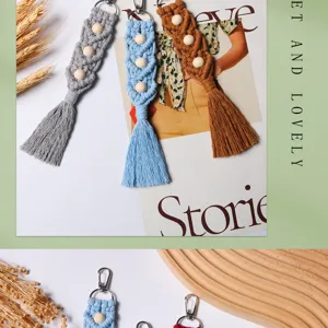 Détail de porte-clés en macramé faits main avec perles en bois et longues franges de coton