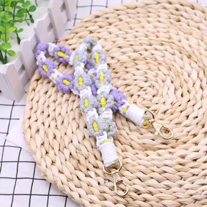 Böhmisches handgewebtes Gänseblümchen-Armband mit goldfarbenen Karabinerverschlüssen