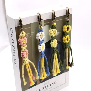 Llaveros de flores de macramé de algodón hechos a mano para decorar bolsos y regalos