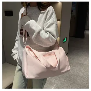 Gran bolsa de fitness rosa para yoga y viajes llevada como bandolera vista detallada