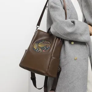 Vintage Damenrucksack aus braunem Kunstleder mit einem gesticktem Elefantenmuster.