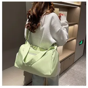 Vista de una bolsa de deporte y viaje verde claro ligera con gran capacidad de carga