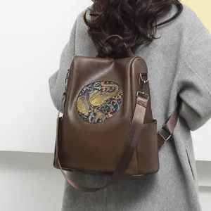 Eleganter brauner Anti-Diebstahl-Lederrucksack für Damen mit geprägtem Elefanten