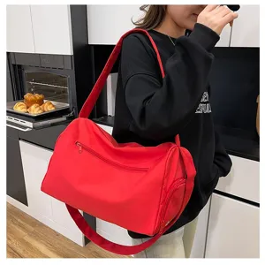 Vista lateral detallada de una bolsa de deporte y viaje roja de gran tamaño.