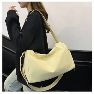 Vista detallada lateral del bolso de fitness amarillo en una modelo mujer