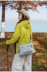 Lässige graue Kuriertasche mit Gitterstruktur in einem schönen Outdoor-Wanderszenario