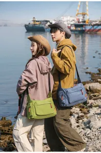 Große Kuriertaschen in Grün und Blau in einer Outdoor-Lifestyle-Ansicht.
