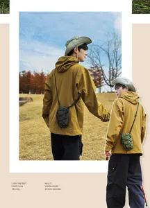Aziatische modellen met tactische mini crossbodytas voor outdoor wandelen en reizen