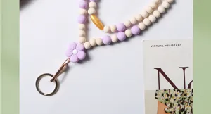 Close-up van handgemaakte keycord met paarse siliconen kralen, houten kralen en bloem