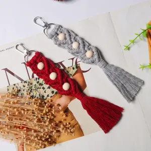 Deux porte-clés en macramé faits main avec perles en bois et glands en rouge et gris