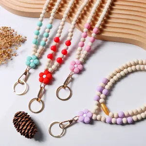 Handgemaakte lanyards van houten en siliconen kralen met kleurrijke bloemenhangers