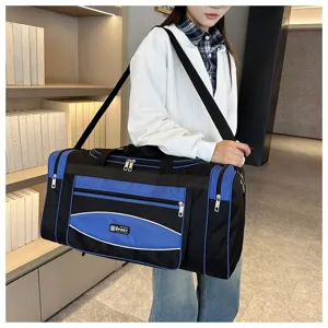 Grand sac de sport et de voyage résistant pour l'entraînement, design pratique en noir et bleu.