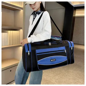 Grand sac de voyage de sport pour entraînement fitness extérieur avec bandoulière.