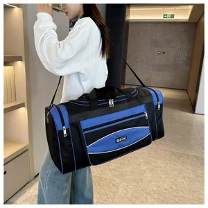 Grand sac de voyage sport noir et bleu détail montrant la sangle et la fermeture.