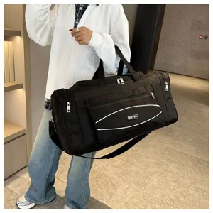 Vue détaillée du sac de voyage noir montrant la poche avant et la poignée robuste.