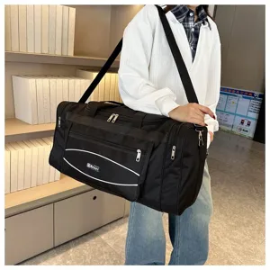 Vue détail d'un sac de voyage et de sport noir durable de grande capacité pour les déplacements.