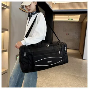 Vue détaillée du grand sac de voyage de sport noir, tissu durable avec sangles et poches.