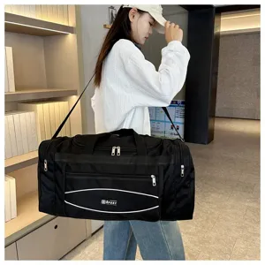 Grand sac de sport de voyage noir, sac d'epaule durable pour fitness et activites en plein air.