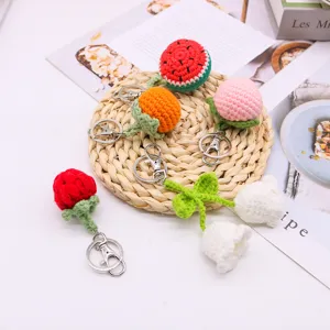 Handgefertigte Häkel-Frucht-Schlüsselanhänger mit Melonen- und Erdbeer-Design