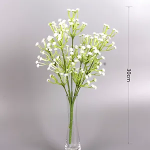Primer plano de un ramo de paniculata blanca artificial de 30 cm en jarrón de vidrio