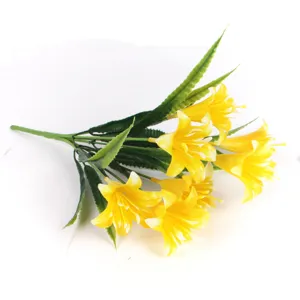 Détail de bouquet de fleurs de volubilis jaune artificiel, arrangement en soie.
