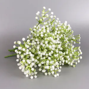 Vista detallada de flores blancas de paniculata artificial para bodas.