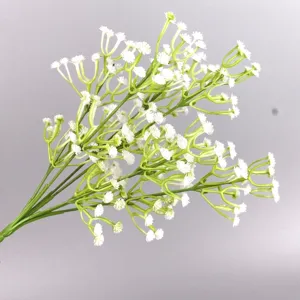 Vista detallada de flores de paniculata blancas artificiales con tallos verdes realistas