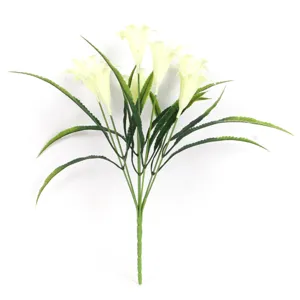 Gros plan détaillé d'un bouquet de fleurs artificielles blanches de liseron avec tiges et feuilles.