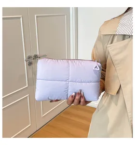 Lavendelfarbene gesteppte Kosmetiktasche mit Reißverschluss und Dreiecksanhänger