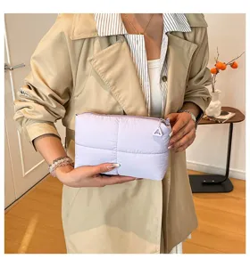 Handgehaltene lavendelfarbene gesteppte Make-up-Tasche aus weichem Daunenstoff für Reisen