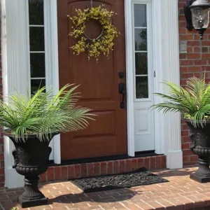 Plantes de palmier artificielles réalistes dans des pots noirs pour un décor d'entrée.