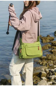 Outdoor-Lifestyle-Ansicht einer grünen Kuriertasche mit großem Fassungsvermögen und Muster