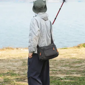 Große lässige Kuriertasche mit Karomuster in natürlicher Outdoor-Umgebung