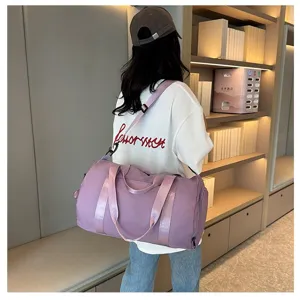 Grand sac de sport violet pour femme, sac de voyage impermeable pour fitness et loisirs.