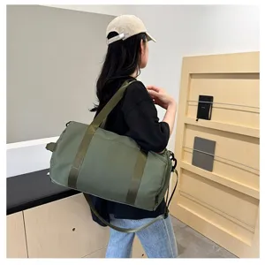 Sac de sport de voyage vert minimaliste pour entraînement et courts trajets pratiques.