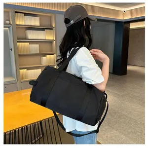 Sac de sport noir décontracté pour l'entraînement, les voyages et le fitness avec bandoulière.