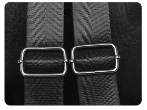 Gros plan sur les lanières réglables noires de sac à dos et solides boucles métalliques.