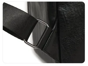 Gros plan detail de la sangle de sac en cuir PU noir et boucle carree en metal.