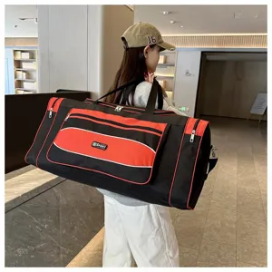 Grand sac de sport noir et rouge avec poignées robustes et poches zippées pratiques pour voyage.