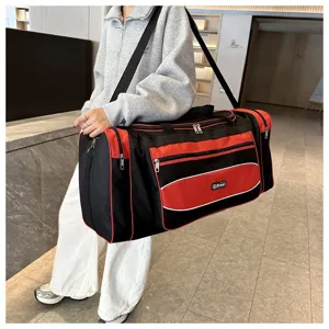 Grand sac de sport noir et rouge détail, sac de voyage durable et spacieux pour entraînement.