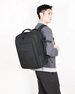 Zijaanzicht van een man met een zwarte multifunctionele zakelijke laptoptas voor heren