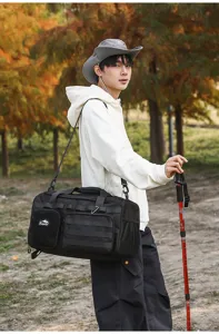 Grand sac de voyage noir de grande capacite pour le sport, sac de sport multifonctionnel.