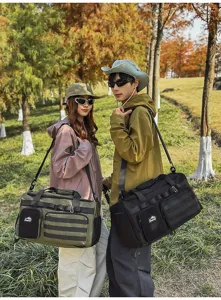 Grand sac de voyage de sport pour fitness, conception tactique avec multiples poches.