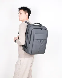Zijaanzicht van een grijze zakelijke laptoptas voor heren gedragen door een model.