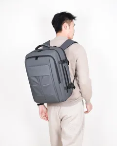 Moderne grijze zakelijke herenrugzak met USB-poort getoond op de rug van het model