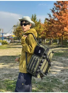 Grand sac à dos de voyage pour hommes et femmes, sac de sport multifonctionnel et pratique.