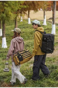 Detail de sac de voyage d'exterieur avec conception multi-poches durable et grande capacite.