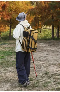Détail du sac à dos de voyage kaki de grande capacité avec multiples sangles et poches.