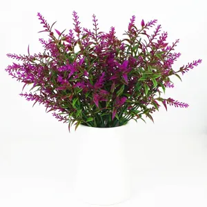 Vue détaillée d'un bouquet de lavande artificielle violette vive dans un vase blanc